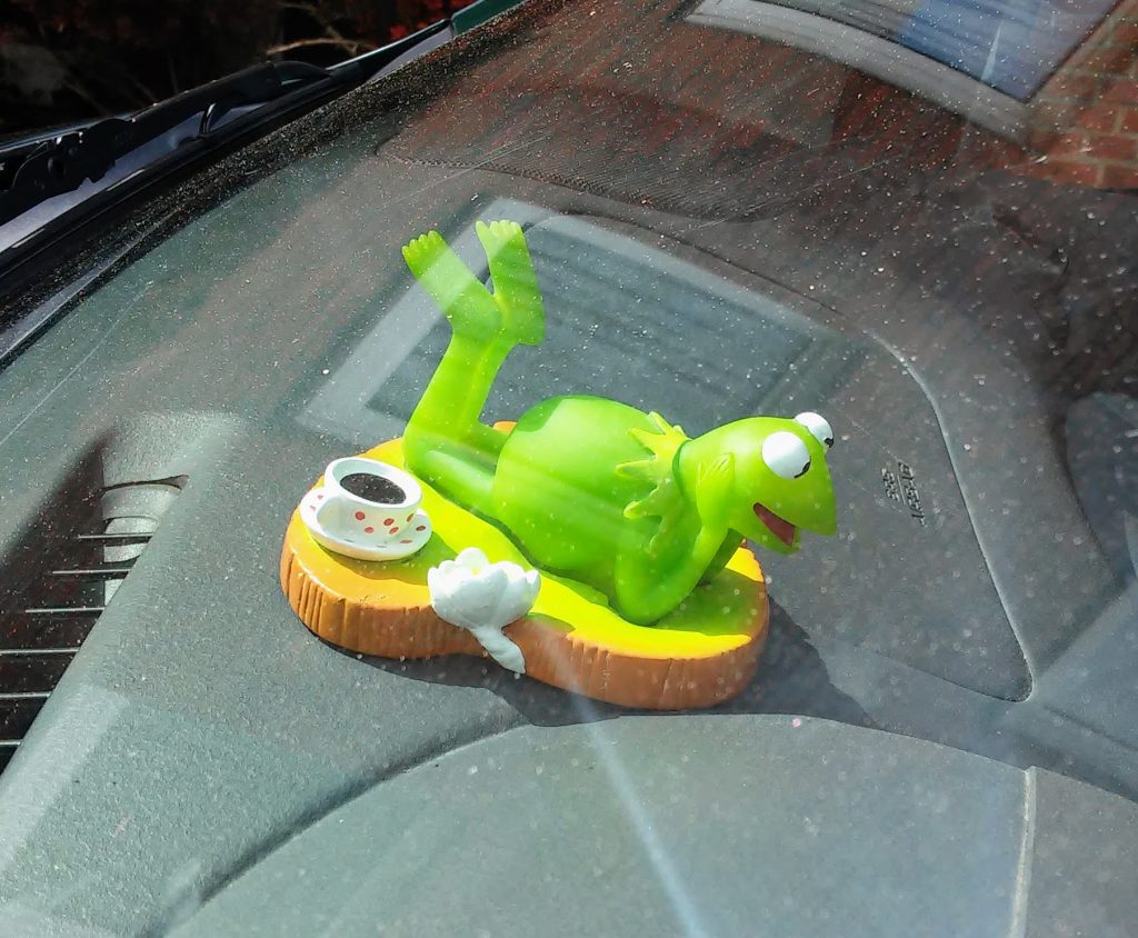 Frosch Figur im Auto. Lustiges Bild.